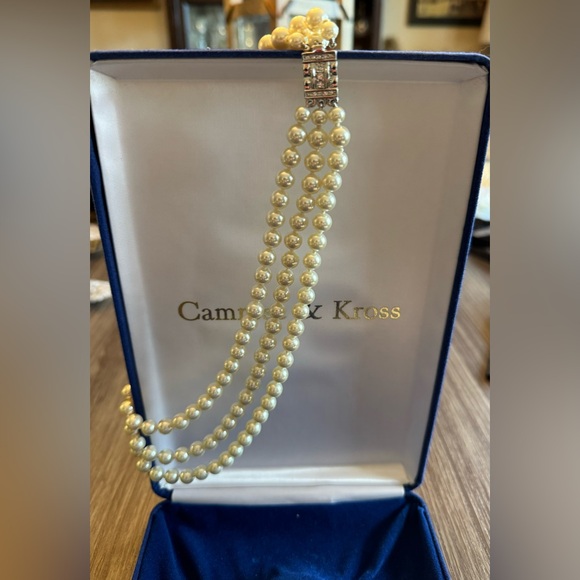 Camrose & Kross replica of Jaqueline Kennedy’s pearl set - Picture 7 of 8